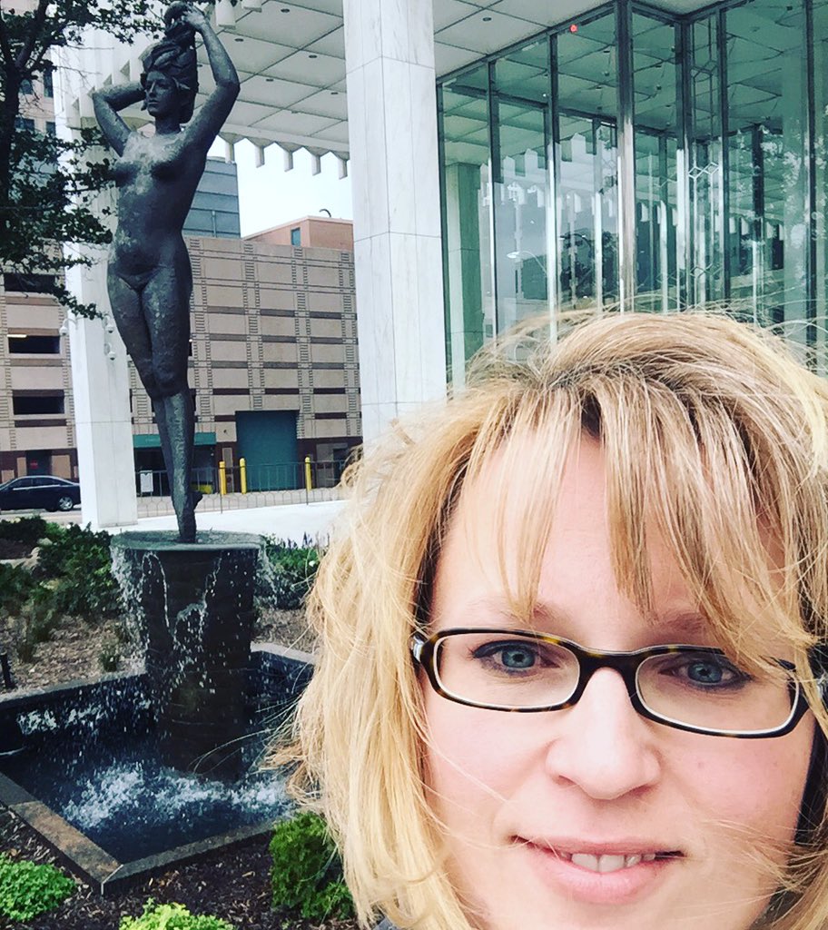 KarenDybis's tweet photo. Hey, @DDPDetroit, this sounds like a cool contest! Here's my #WalkDetroit photo. Outside One Woodward by the Manzu. https://t.co/H4JffMgk7B