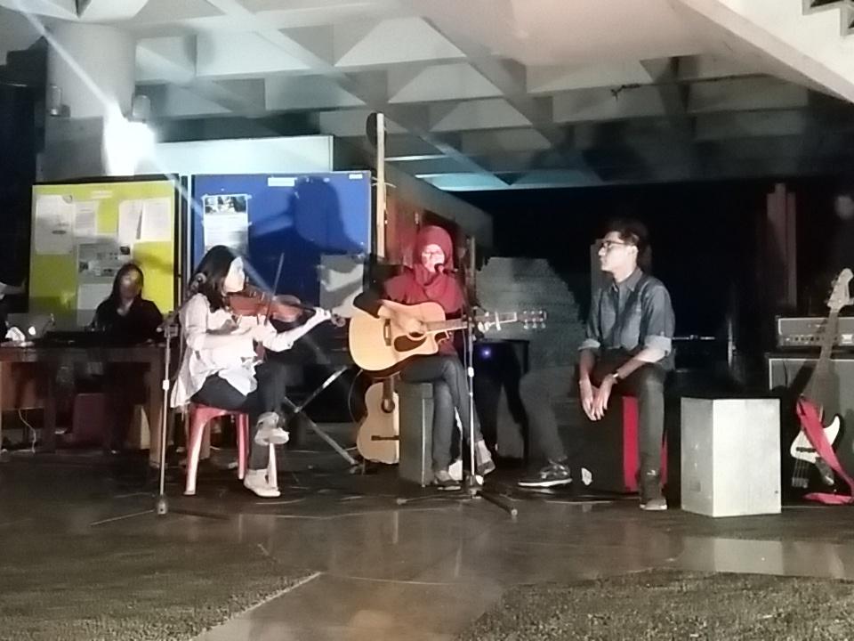 Miranti Sifa dan Rayen dari Nymphaea yang sekarang sedang tampil nih. Yuk massa kampus merapat yuk!!!