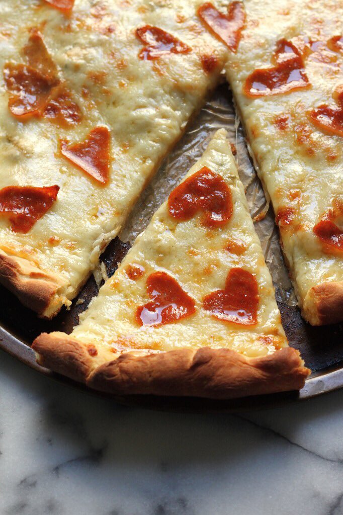 Wiki_Quesos's tweet photo. Pizza de pepperoni con 4 quesos. https://t.co/wSTyGLujY4