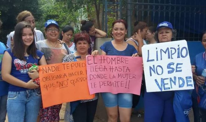 UltimaHoracom's tweet photo. #UhPregunta "Con pancartas mujeres de Limpio defendieron al intendente Toto Gómez Verlangieri" ¡Déjanos tu opinión! https://t.co/jyzcbqXJ9o