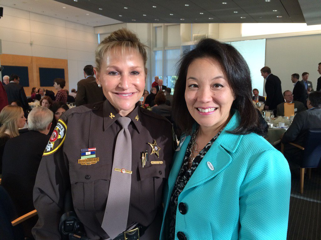 Wolf endorses Kincaid! Pls vote to re-elect <a href="/SheriffKincaid/">Stacey Kincaid</a> on Nov 3! #fairfaxsheriff #womenelecteds <a href="/vademocrats/">Virginia Democrats</a>