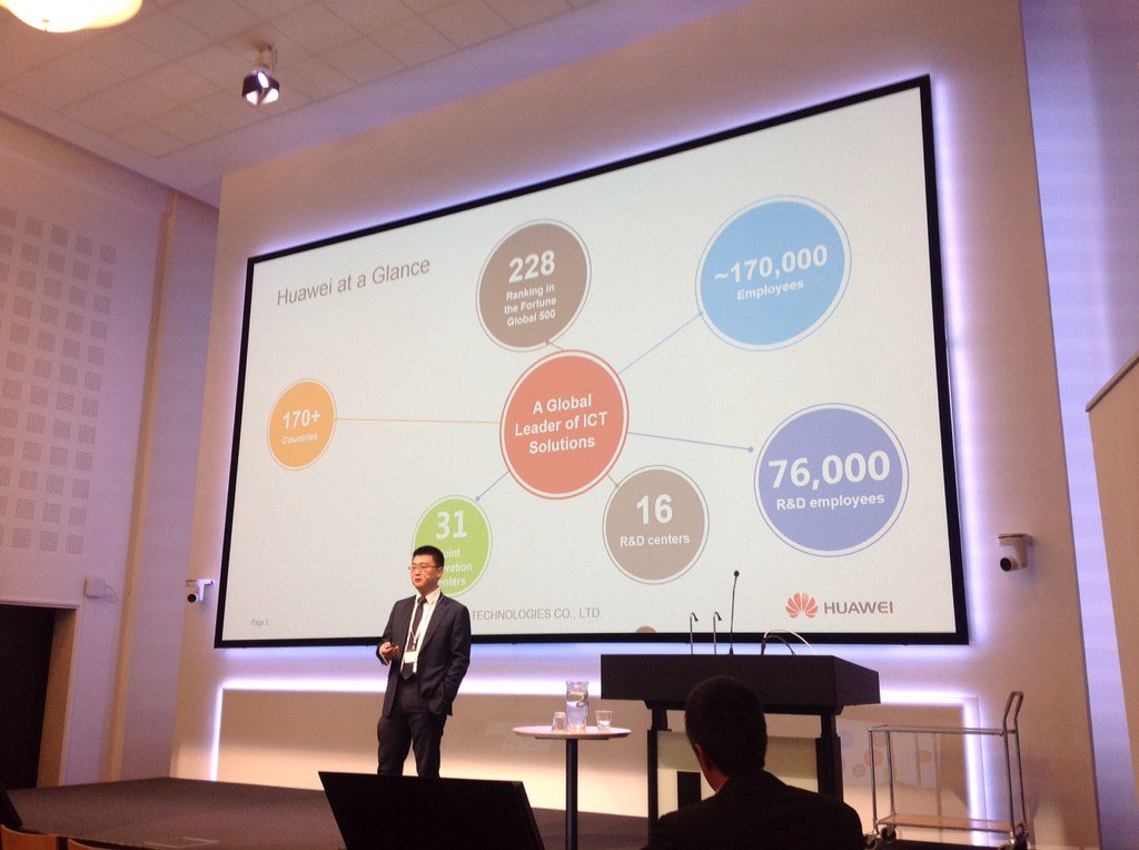 racmeister's tweet photo. Xiao Binbing forklarer hvem firmaet Huawei er. 180.000 ansatte #ee15dk #idaee https://t.co/9hN4GHAMuz