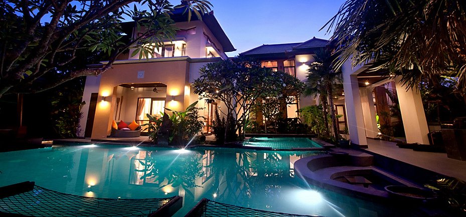 Villa , Pool, 3 suites, living, Dining,family rooms, Maids room with laundry, garage.goo.gl/cEcmZJ