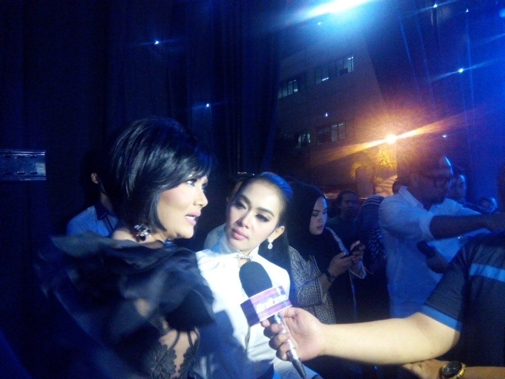 OfficialRCTI's tweet photo. Cantiknya @PrincesSyahrini &amp; @KrisDayantiRL. Ini blm on air loh :) #SiletAwards2015RCTI https://t.co/LFyjbQ6T7v
