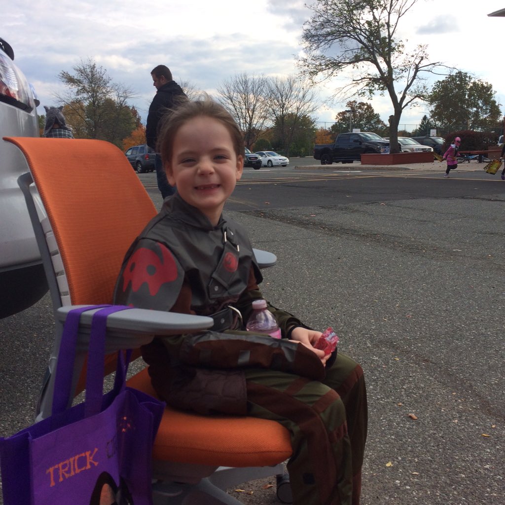 raelenem's tweet photo. What nice a place to rest after Trunk or Treat #MeetMimeo @Allsteel https://t.co/hdVR3ZPPoR