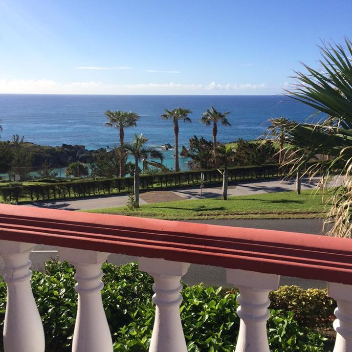 bermudadotcom's tweet image. Once upon a November morning enjoying the stunning South Shore views from the patio at Henry VIII. #bermuda #bermud…