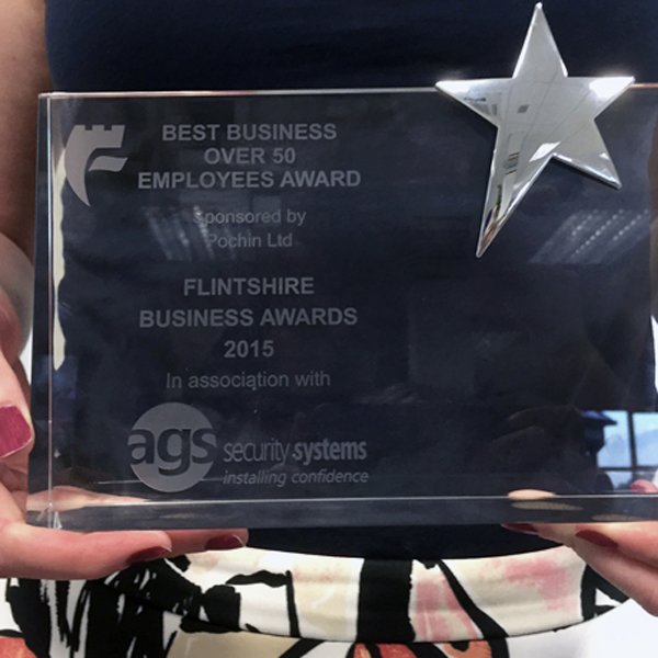 financewhiteoak's tweet photo. We won 'Business of the Year award, over 50 employees' ππ #FlintshireBusinessAwards #FBW15 https://t.co/iUAdrManly https://t.co/uwAqqyASCb