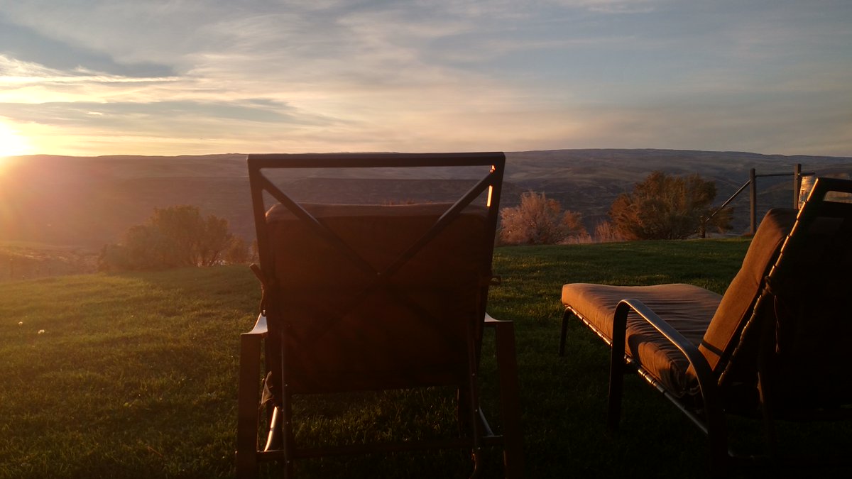CaveBResort's tweet photo. There's still plenty of sunshine in Central WA! Package deals at https://t.co/HCgmt3IT3t #CaveBResort #DesertClimate https://t.co/8TSJcha9nT