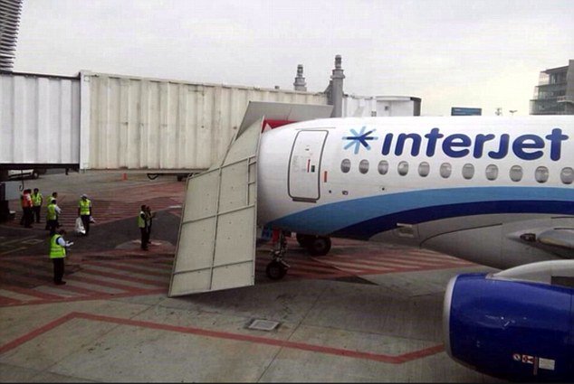 DailyMail's tweet photo. This pilot's parking leaves a lot to be desired https://t.co/JGhkZCFNbG https://t.co/JBTkeqSbl0