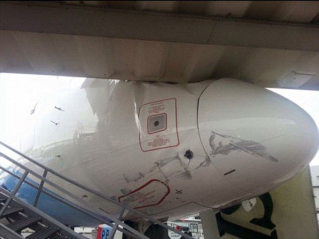 DailyMail's tweet photo. This pilot's parking leaves a lot to be desired https://t.co/JGhkZCFNbG https://t.co/JBTkeqSbl0