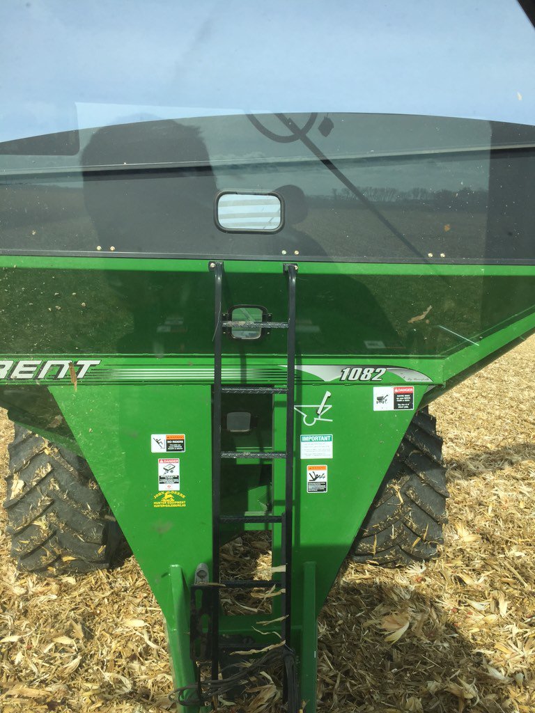 BBFarming's tweet image. Running grain cart gives you a lot of extra time to think about things you'd rather be doing. #bored #neverpleased