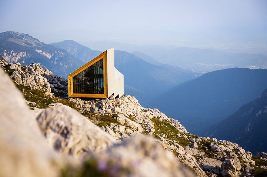 loveferngrey's tweet photo. via @freshome - High in the Slovenian Alps, a Shelter From the Storm https://t.co/blAFW3HyxZ #homes #interior https://t.co/0mIVNcZ7IG