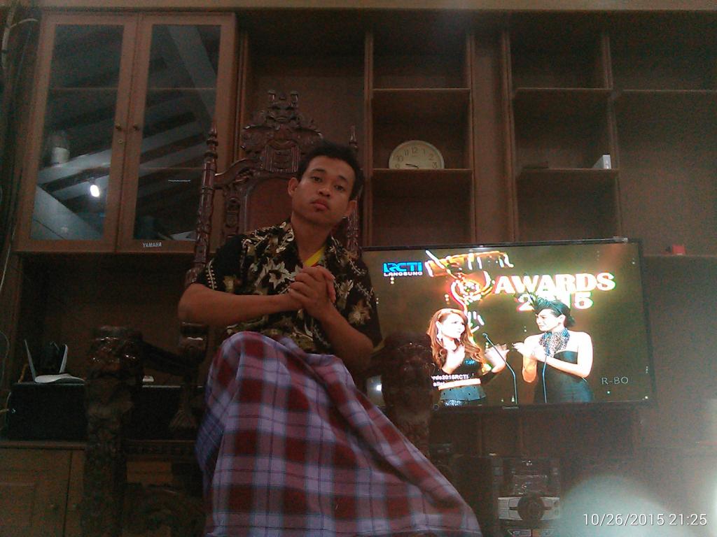 Host Kece bersarung Tersilet malam ini he@OfficialRCTI  #SelfieTersilet  #SiletAwards2015RCTI