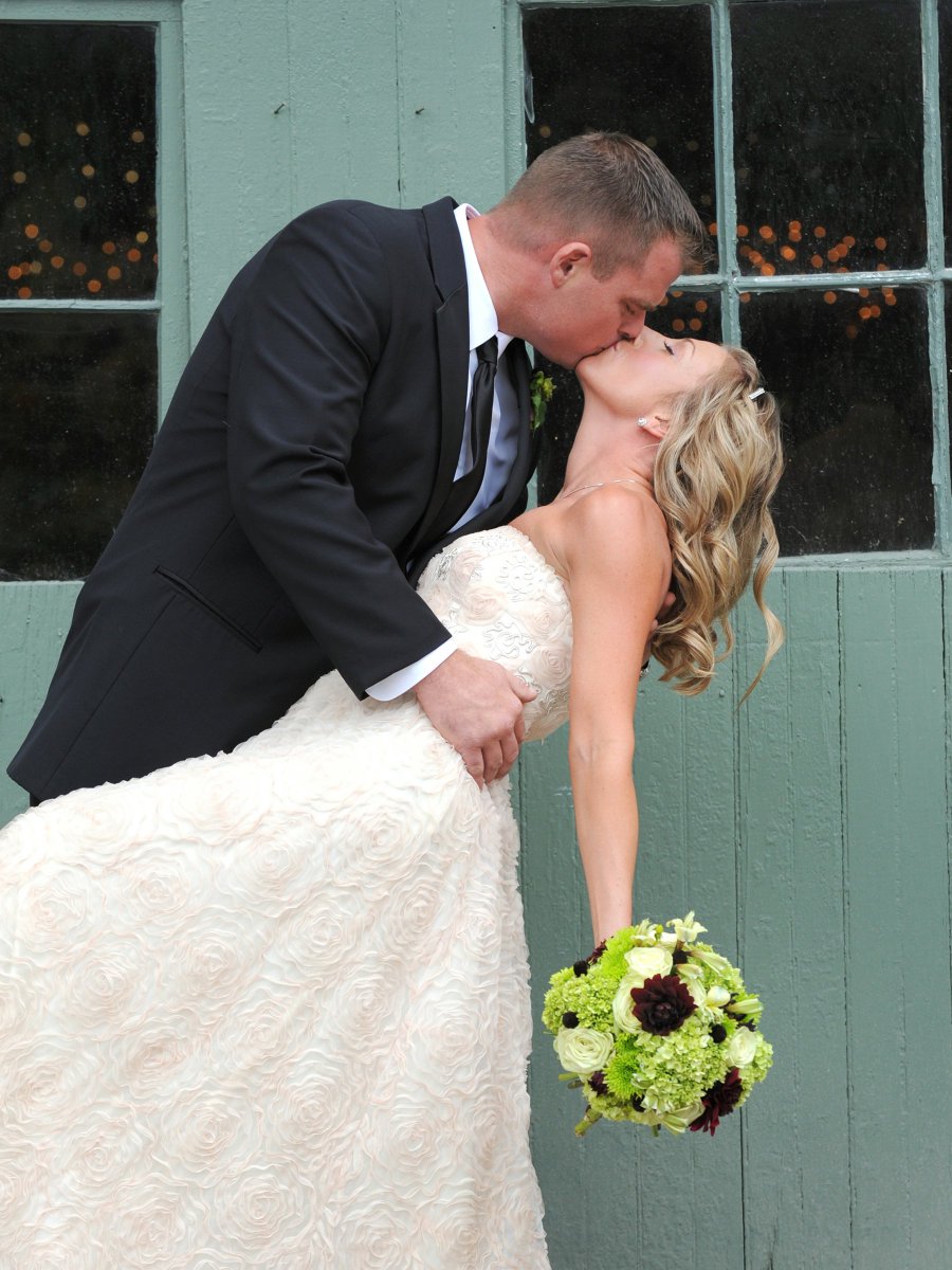 CarolMacGregor's tweet photo. Jen &amp; Jeff's September barn wedding at @HollistonHist. #barnwedding #historicalweddingvenue #NEfoliagewedding https://t.co/SbgRJjDrHO