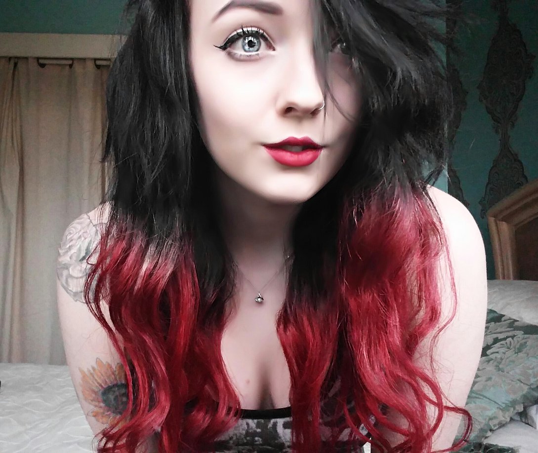 LittleLemoney's tweet photo. So I did a thing 😀❤ #redhair #blackandredhair #redombre #reddipdye #redlips #blueeyes #girlswithtattoos #glasgow https://t.co/Z9KfsbfyeO