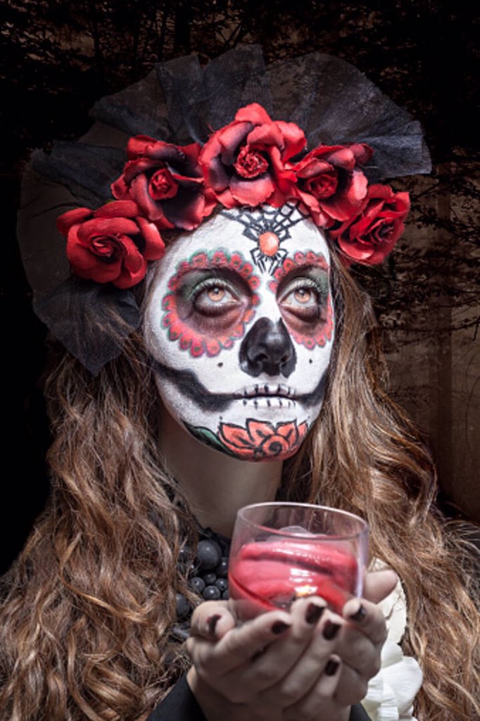 FenixBarClub's tweet photo. Ya tienes disfraz xa la noche del 31/10.Te esperamos.Noche d sorpresas,música y la mejor compañía. #HalloweenFenix https://t.co/fIzOVducxB