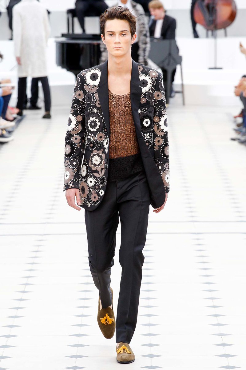 phren's tweet photo. @BurberryService Are the flower applique blazer &amp; green lace shirt being produced? When are they available online? https://t.co/6Szr0ZdPZL