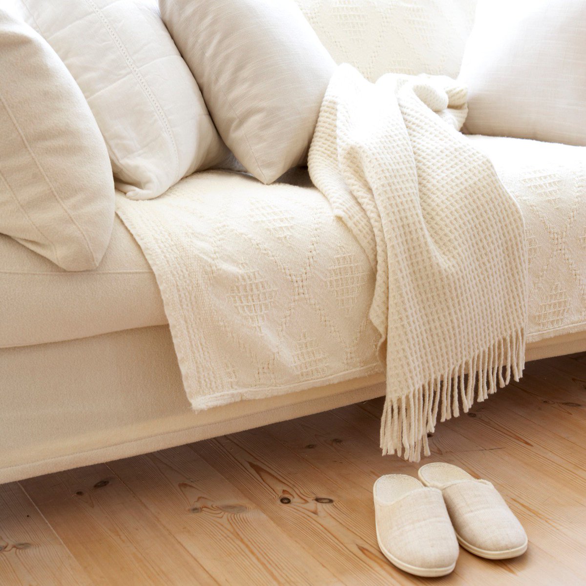 EHASolutions's tweet image. As the temperature drops, don’t crank the heater all the way up. Save money by using throw blankets to keep warm.