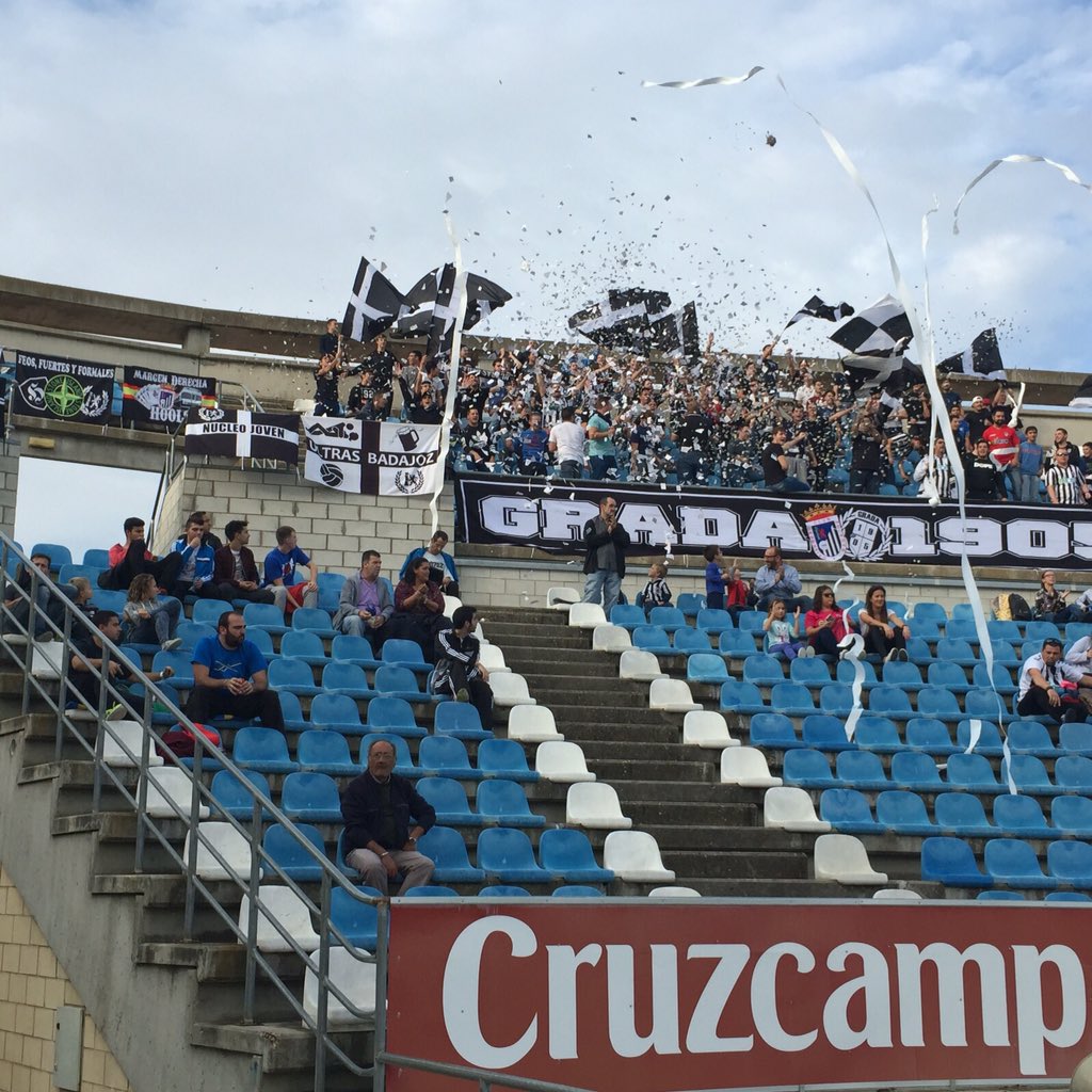 Grada1905's tweet photo. @CDBadajoz1905 1 - 0 Moralo CP ¡Seguimos líderes! #Grada1905 #BadajozMereceNuestroEsfuerzo https://t.co/IJMo5N9tRf