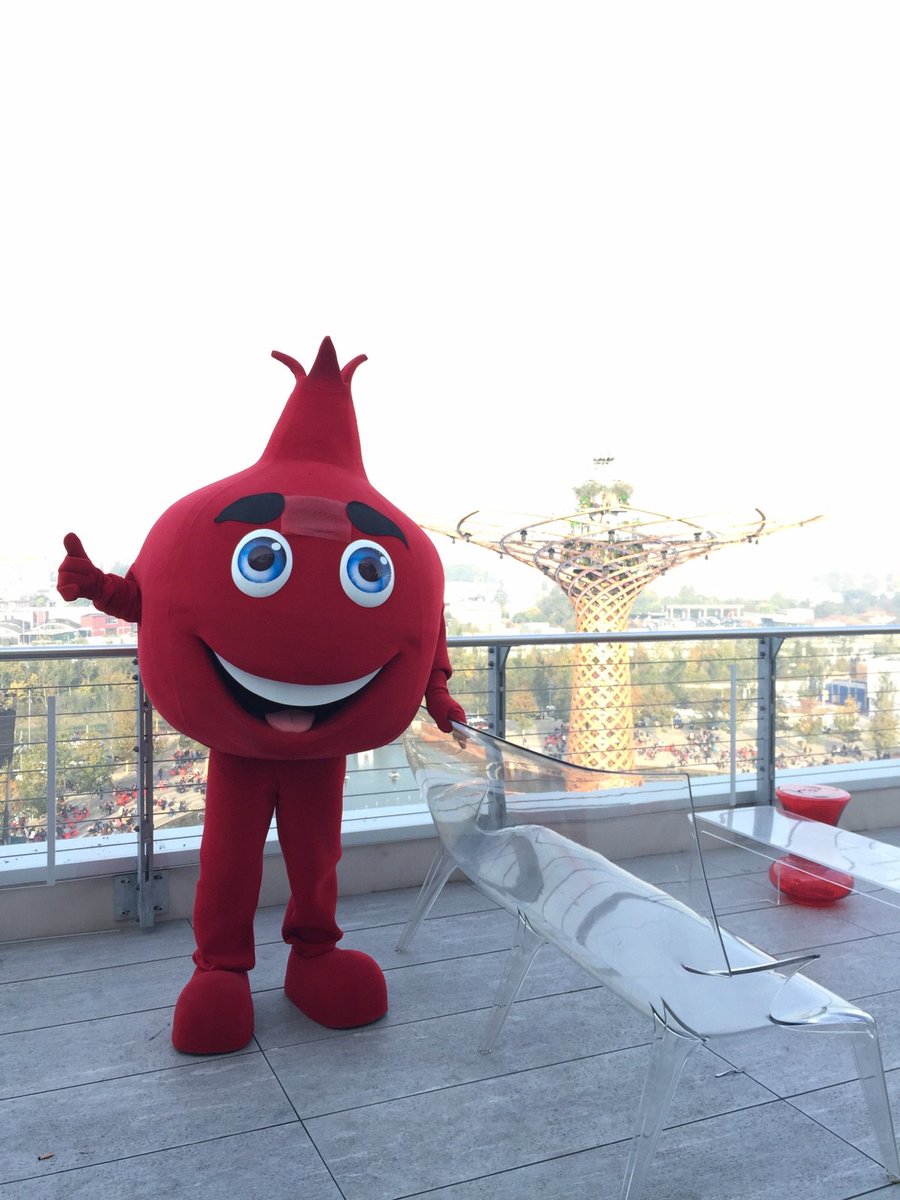 Pad_Ita2015's tweet photo. Il #melograno Nar si aggira oggi tra gli spazi di #PalazzoItalia! @TurkeyExpo2015 #turkishpavilion #turkeyexpo2015 https://t.co/hImVAxlbV8