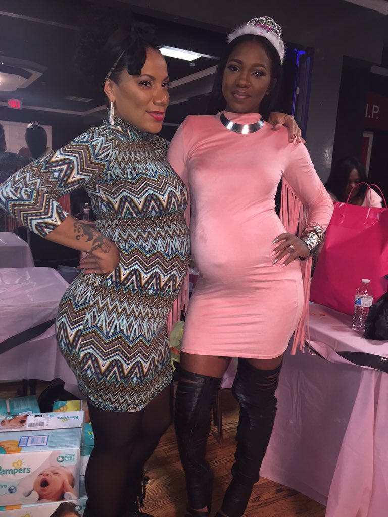 REEmainME's tweet image. Sissy's Belly Bumping #MUVAS💁🏽 #Mother👸🏽 &amp;amp; #Auntie👩🏽