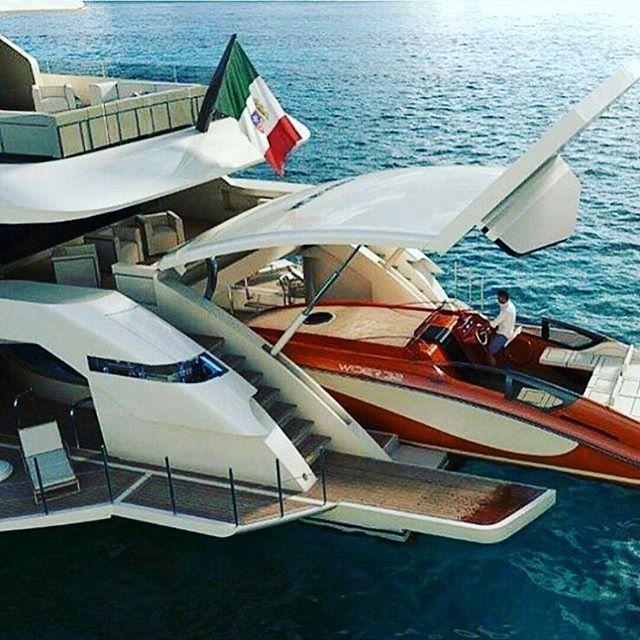 Rubi_esports's tweet photo. Hola, me sobra la pasta y por eso tengo un garaje para barcos dentro de mi barco... #Boatception #EstupidezHumana https://t.co/atgcrbJMG0