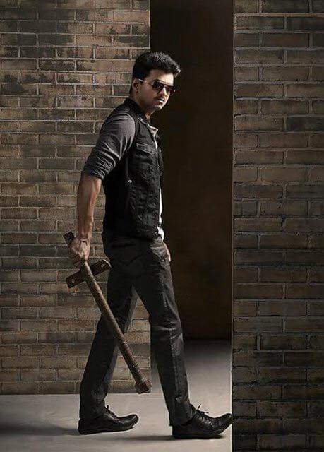 supriya_bk's tweet photo. Vijay's stunning still frm #kaththi 
Y was it hidden till nw??
Plz release all unseen stills.... https://t.co/befoDiB8aY