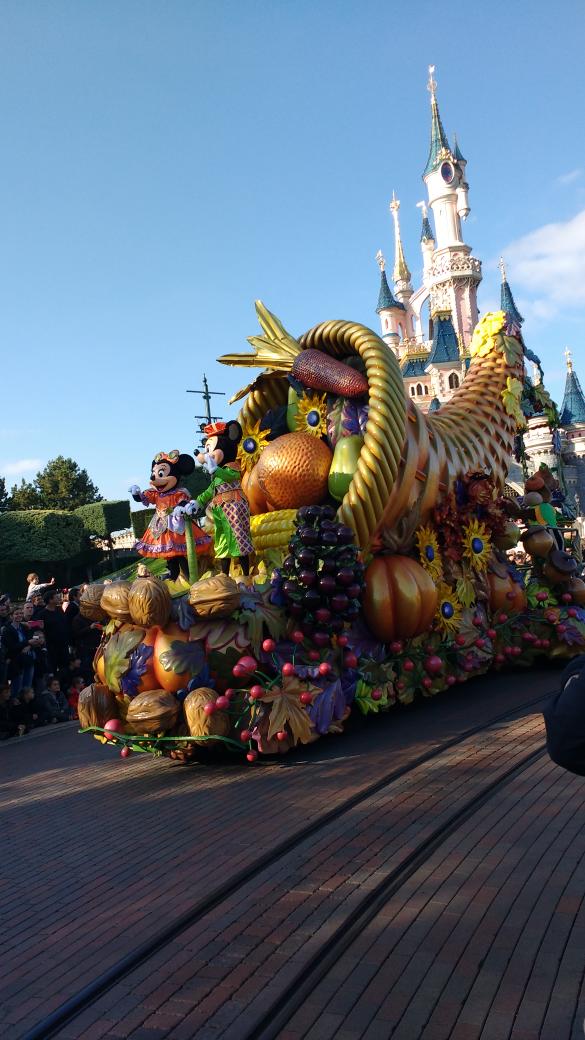 Halloween fun at @disneylandparis with <a href="/Rachaelking15/">Rachael King 💙</a>