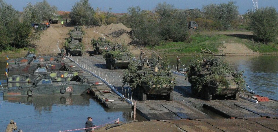 2dCavalryRegt's tweet photo. #2CR conducts a tactical river crossing with the Romanian Land Forces #USArmy #StrongEurope #NATO #Romania https://t.co/CvagKQOd29