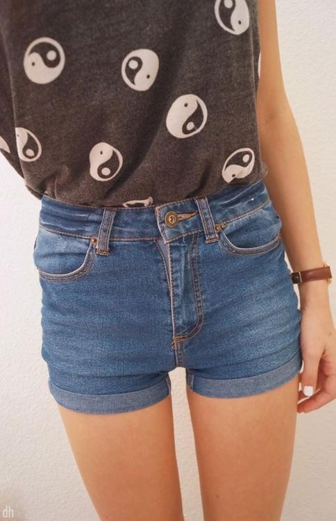 tanhisterica's tweet image. Quiero que me queden así los shorts saben