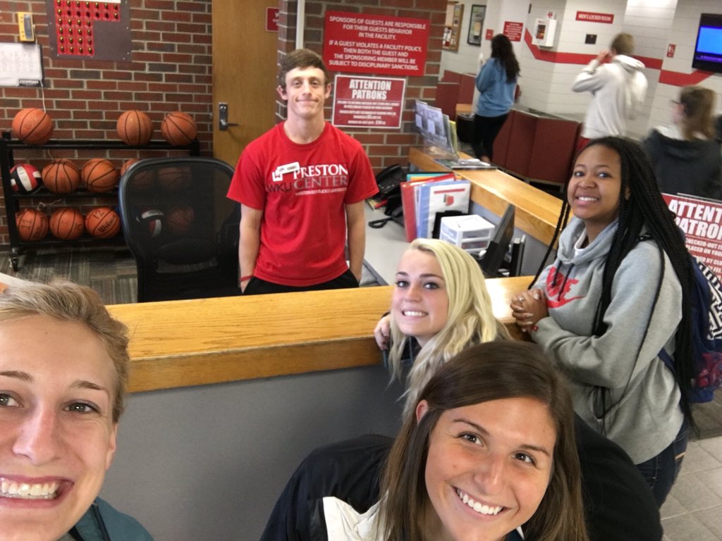 AAmandawitek's tweet photo. @WKUGriseHall #1020hunt Rick https://t.co/Va254Zu3JA