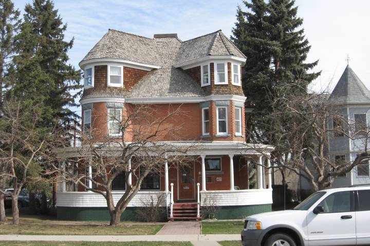 GlobalCalgary's tweet photo. VIRTUAL GHOST TOUR: 10 spooky spots in Calgary - https://t.co/TTX2XzDVCW #YYC https://t.co/wlVLPkw6K0