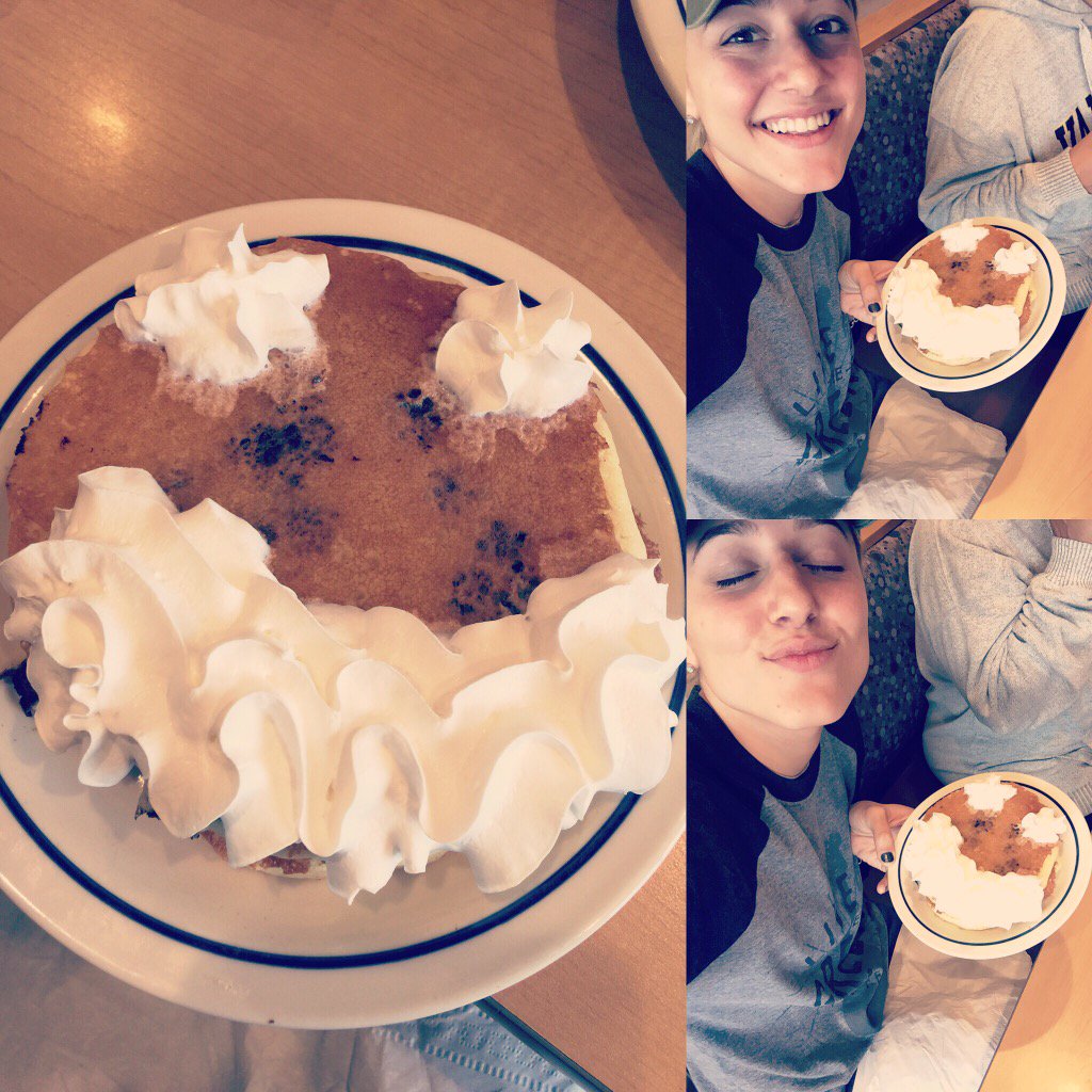 MarySarahMusic's tweet photo. Happy Mondayyyyyyyyy! Just a reminder to smile. #IHop #Pancakes #Love #Monday #Smile https://t.co/FkwwB3wtzL