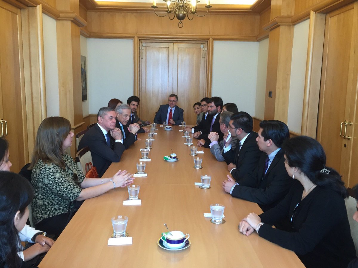 Canciller Muñoz se reúne con jóvenes líderes peruanos que participan de I Encuentro de Jóvenes Líderes Chile y Perú.