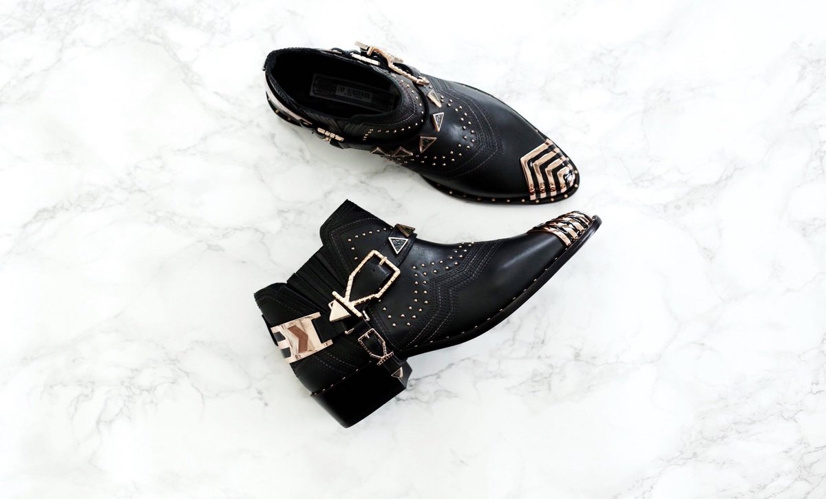 HarveyNichols's tweet photo. A UK exclusive to #HarveyNichols, we 💜@ivykirzhner' Santa Fe boots!

Shop now: https://t.co/saSeWaHLC5 https://t.co/VjtMoD0P9V
