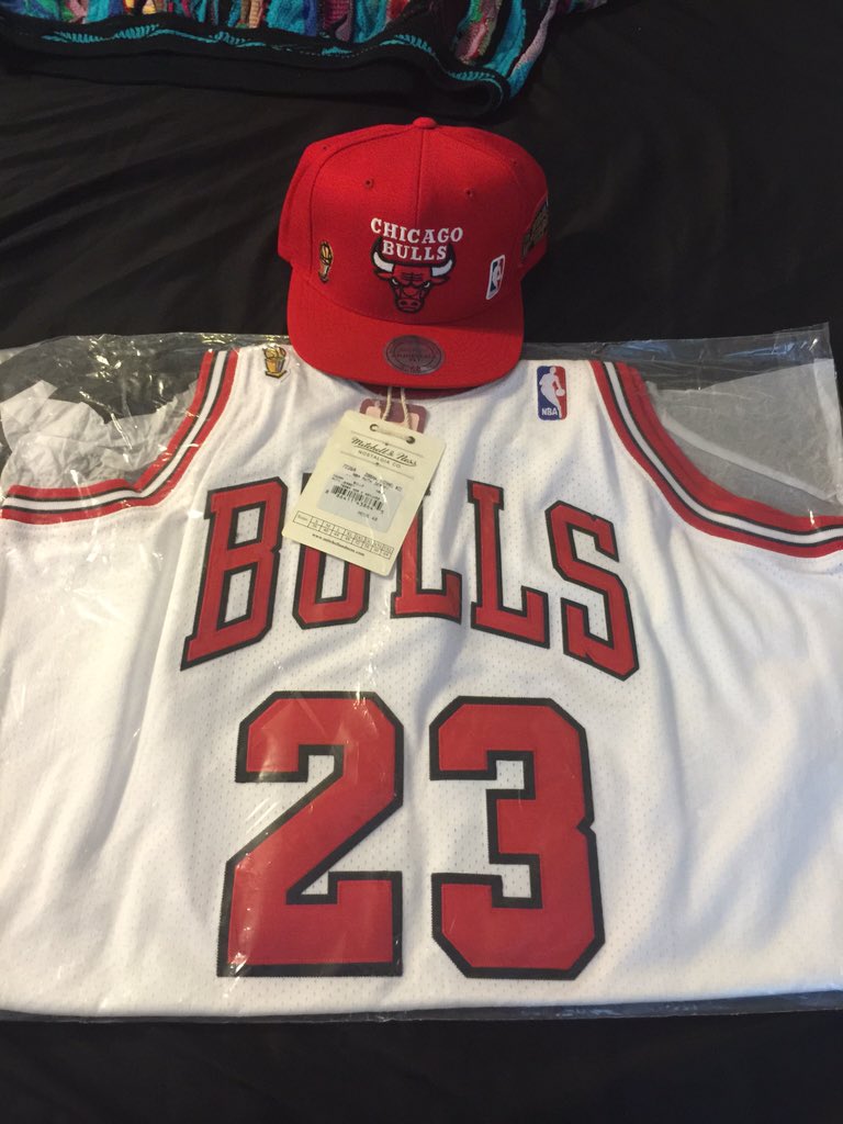 80_kor's tweet photo. @mitchell_ness #mitchellness #72-10 #MJMondays #mnjerseys #michaeljordan https://t.co/oT5NDqxn9G