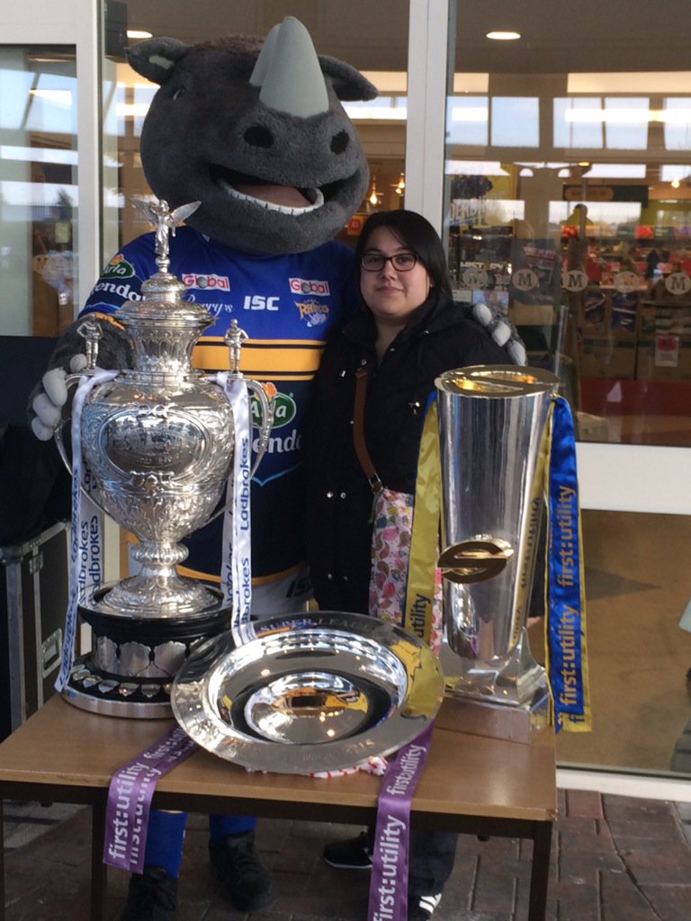 Claudia41873404's tweet photo. Me with Ronnie #back2backrhinos https://t.co/tRKqV7lloN