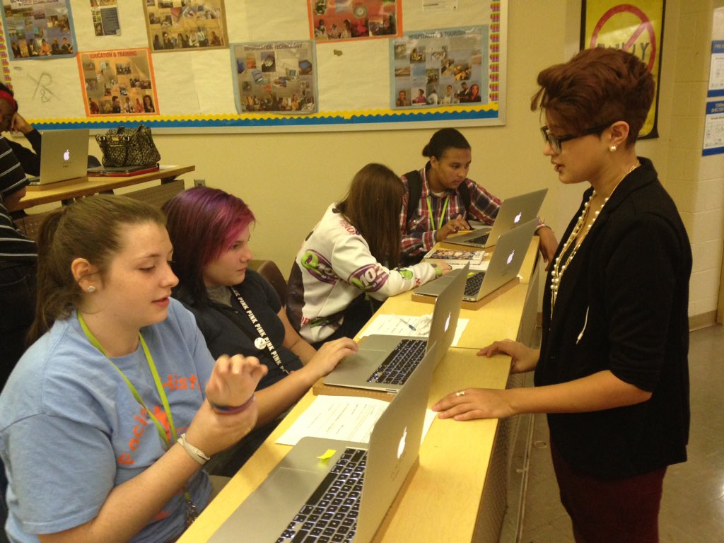 fhnt9's tweet photo. Laptop roll out was a huge success thanks @FHNewTech Link Crew leaders #laptops https://t.co/NPmyqlR40l