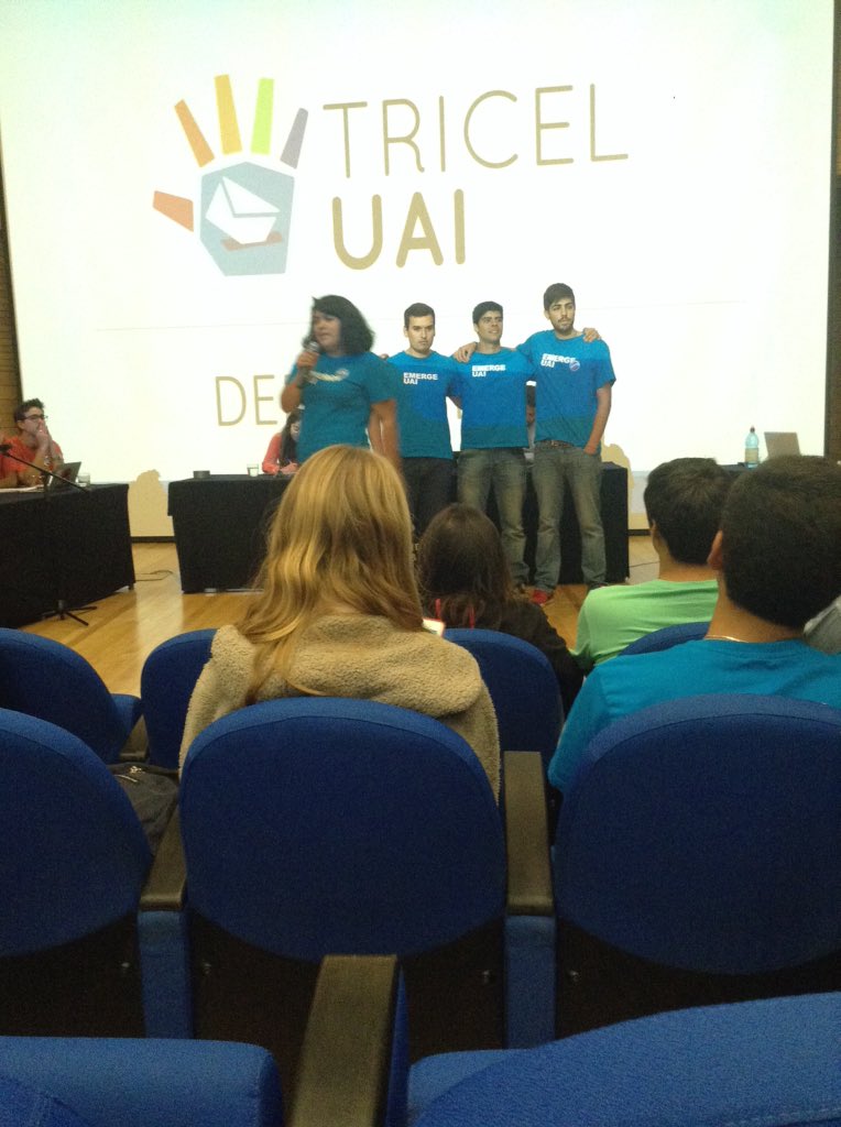 EmergeUAI's tweet photo. "Ven, únete. Haz universidad junto a nosotros" @Mabeverdugo #DebateFEUAI2016 https://t.co/bH6QheG48K