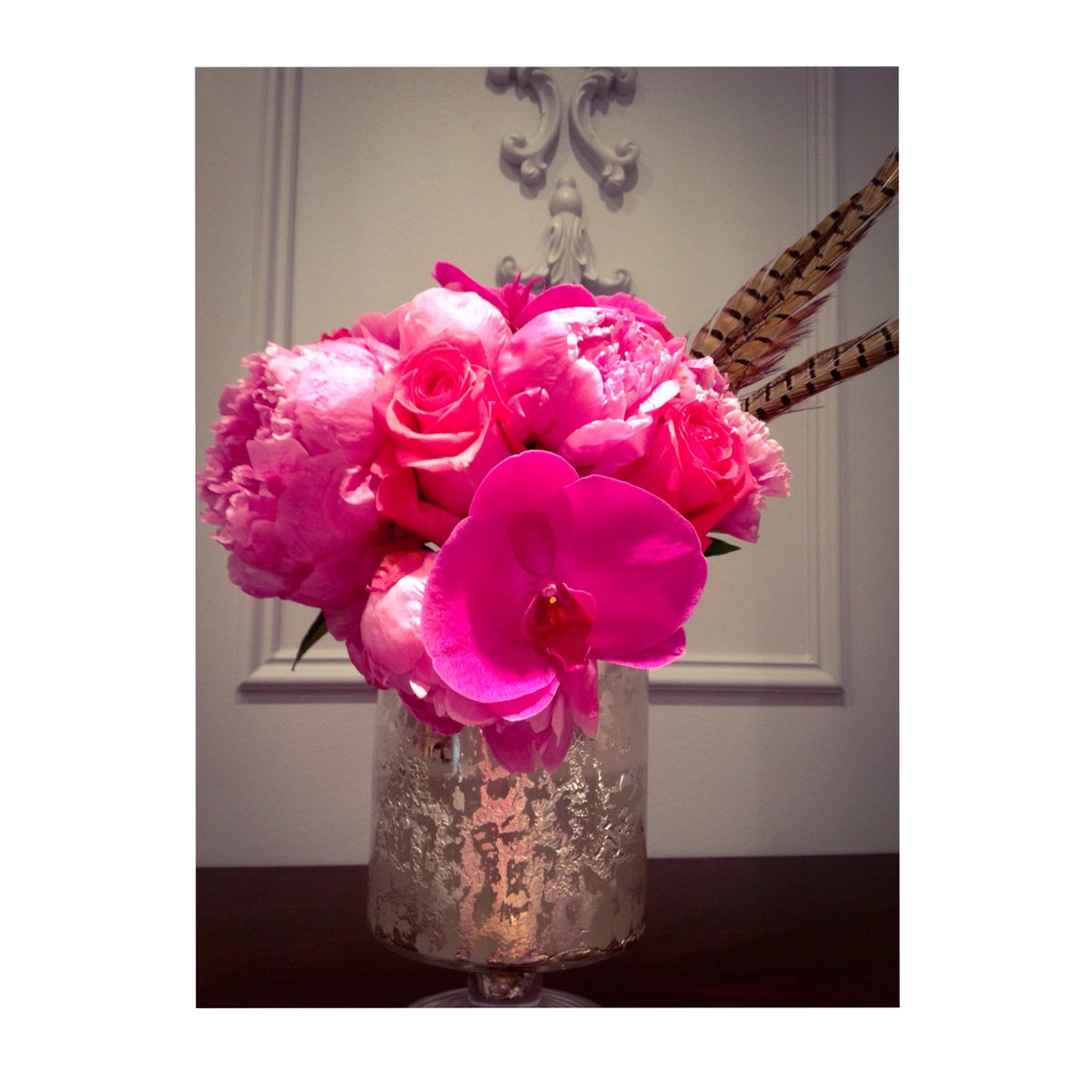 Brava_Boutique's tweet photo. What a great way to start a #Monday! Thank you Tim @TidysFlowers @commercecourt for this #beautiful creation ♥ https://t.co/NmC6DH8HNH