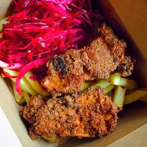 AddisonP's tweet photo. Vegan fried chicken box from @philtskitchen in Camden. New fave… https://t.co/g90gZczWIy https://t.co/rSGt8m5EqH