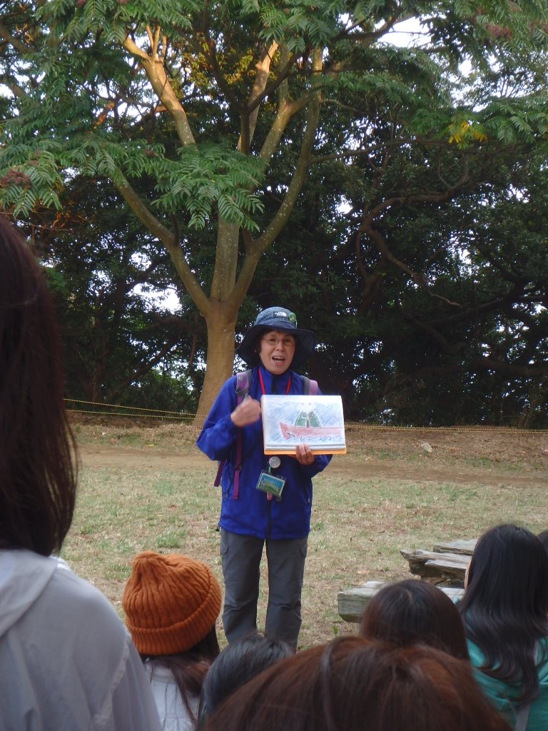 ririe_kh's tweet photo. そして時間が余ったとのことで、いきなり2班のガイドさんによる紙芝居が始まったw 小道具のサザエ忘れて悔しがる一幕もw
#RG1024 #廃墟の休日 https://t.co/90lfFfL370