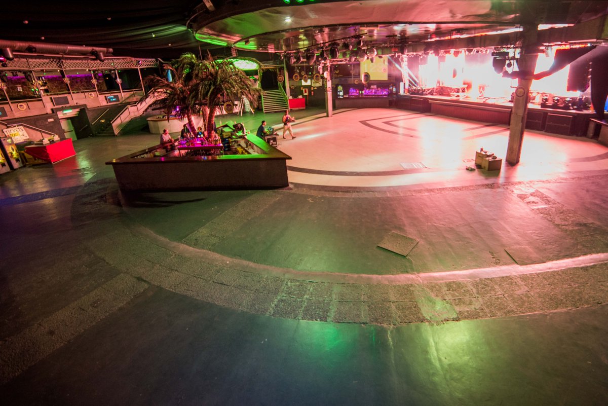 FifthH_France's tweet image. PHOTO:Salle où performeront les filles ce soir;1er show du #EuropeanReflectionTour 
La Riviera Madrid Capacity: 2500