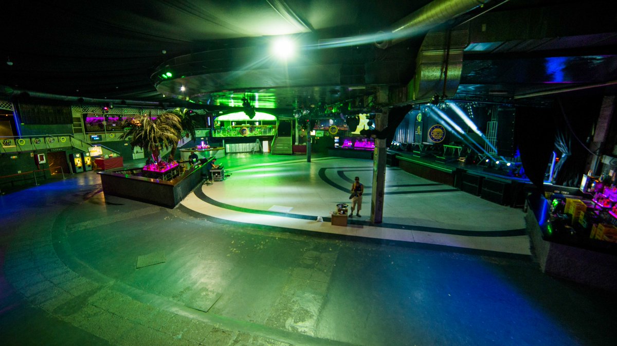 FifthH_France's tweet image. PHOTO:Salle où performeront les filles ce soir;1er show du #EuropeanReflectionTour 
La Riviera Madrid Capacity: 2500