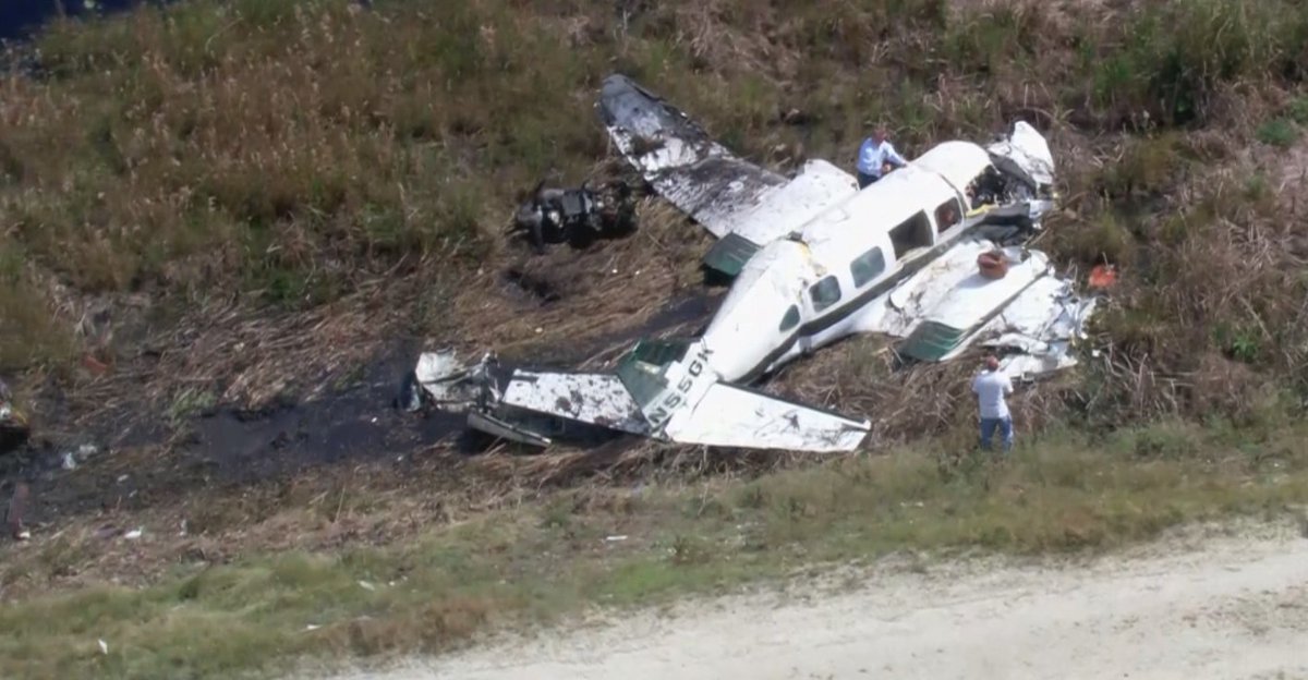 #BREAKING Plane crashes in west Broward.  WATCH LIVE bit.ly/1c2Olo3?utm_me… https://t.co/NSDIbcTy7j