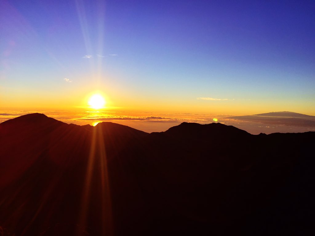 Travelswithmelb's tweet photo. Just a beautiful sunrise at Haleakala #travel #Hawaii #Maui https://t.co/KE6EV9TkLj