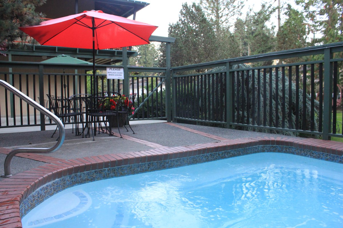 DiscoveryInnFH's tweet photo. This fall and winter we are keeping our jacuzzi open! Come &amp; Relax. Check out our specials. https://t.co/SxCcjYGMWS https://t.co/e6iJlCc6Zq