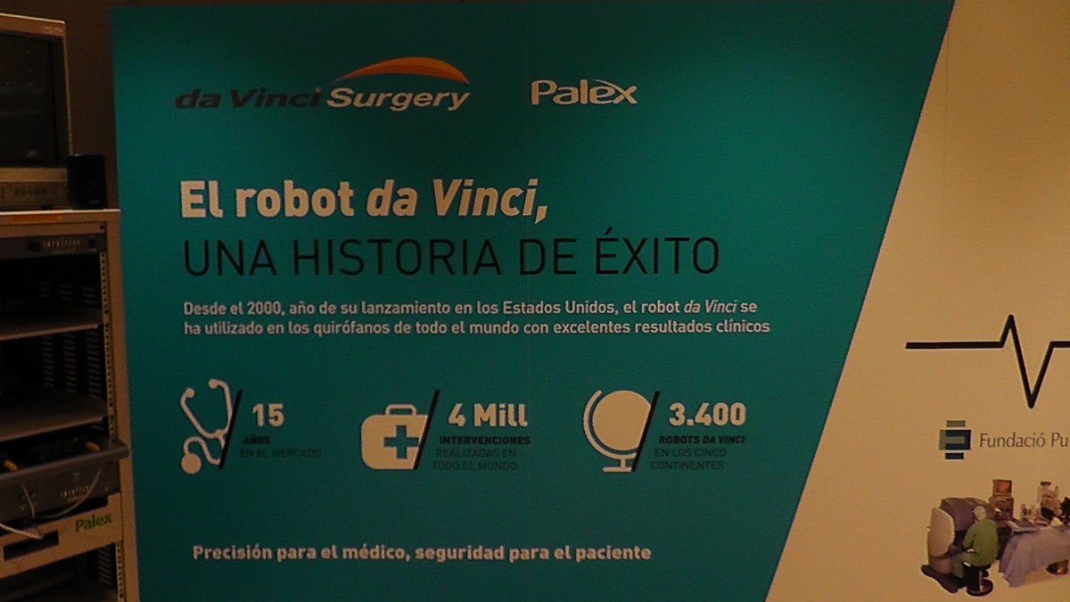 DavinciespPro's tweet photo. 10 años de #cirugía robótica #daVinci en un panel de 15 metros #salud #cáncer https://t.co/jVgnNH1soW