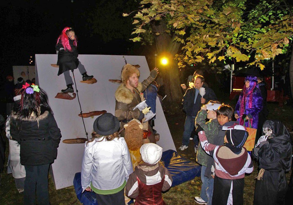 LeCarrefourQc's tweet photo. Un esprit de fête dans le Petit Champlain - https://t.co/PYmB0xo0vo https://t.co/mM0f7cWQ7C