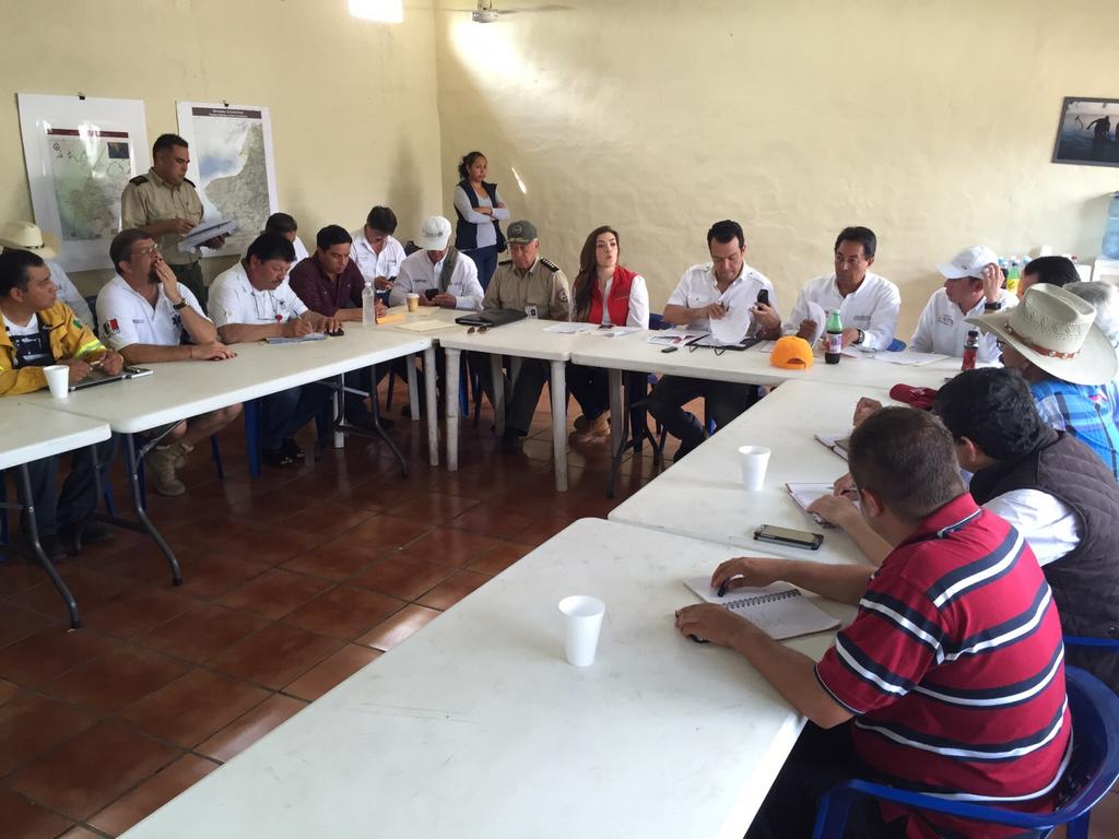 PCJalisco's tweet photo. #AHORA @RobertoLopezJal encabeza Reunión en Cihuatlán. Continúa apoyo a damnificados por #Patricia #PCSomosTodos https://t.co/LijmUlUuWH
